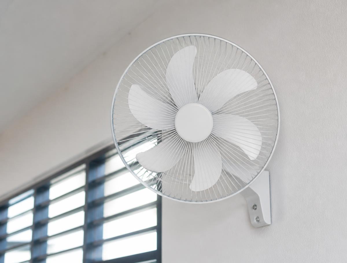Ventilador de parede branco de 50 centímetros e seis pás